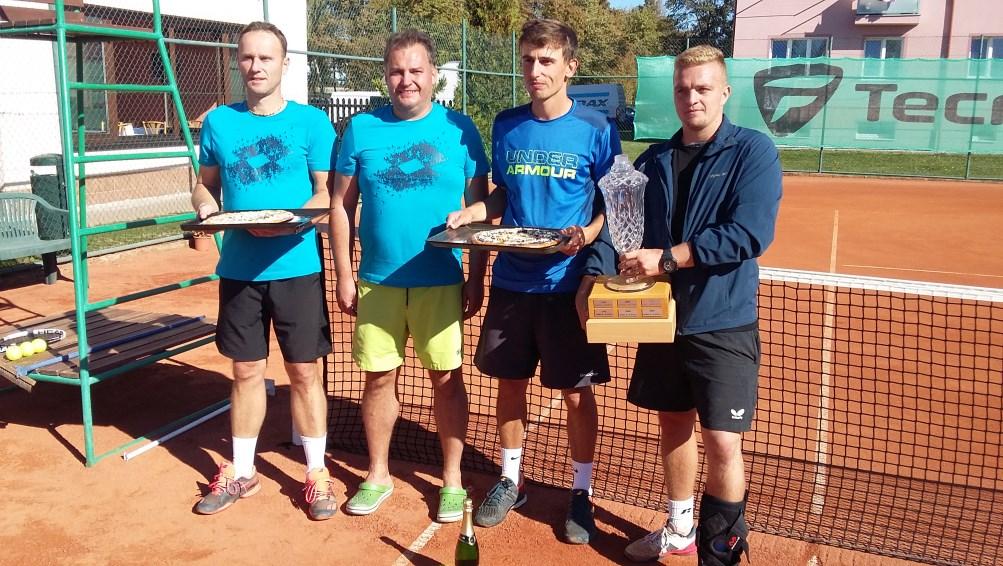 Stránka 11 TENISOVÝ KLUB z.s. CELOSTÁTNÍ TURNAJ MUŽŮ Tenisový klub Stochov, z.s. uspořádal ve dnech 8. - 10. září 2018 celostátní turnaj mužů. K prezentaci se dostavilo 32 hráčů.