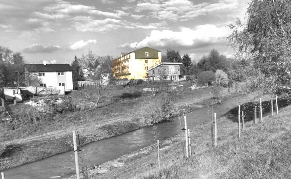 Říčí břeh ovšem důvodu povodňové aktivity esmí být osáe eleí ai jiými prvky, které by mohly abraňovat odtoku při výšeé hladiě řeky. V současosti koryto řeky udolá tv. "stoleté vodě".