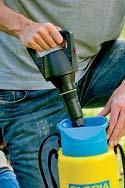 Péči o rostliny v domácnosti nebo na balkóně může ulehčit ruční postřikovač AutoPump Mini pouhým stisknutím tlačítka.