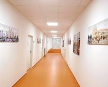 Máme k dispozici dvě ambulance, aplikační sál, velkou aplikační místnost se 14 polohovacími křesly, čekárnu, přípravnu a velín sester, sociální zázemí pro personál a pacienty, TV, přípojky na