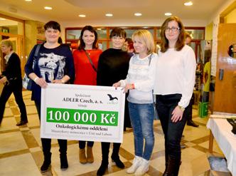 Uprostřed módní návrhářka Liběna Rochová, která se na charitativních akcích pro onkologii také pravidelně podílí. Na provoz Onkologického oddělení Krajské zdravotní, a. s. Masarykovy nemocnice v Ústí nad Labem, o.