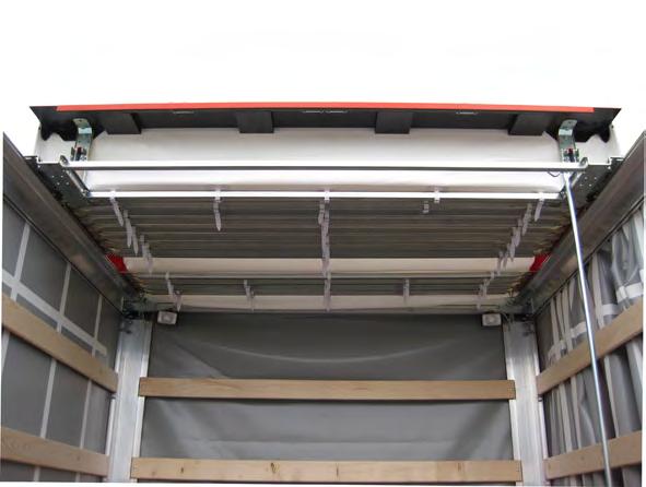 Samotné shrnutí střechy bez nákladu je možné za pomocí ovládací tyče