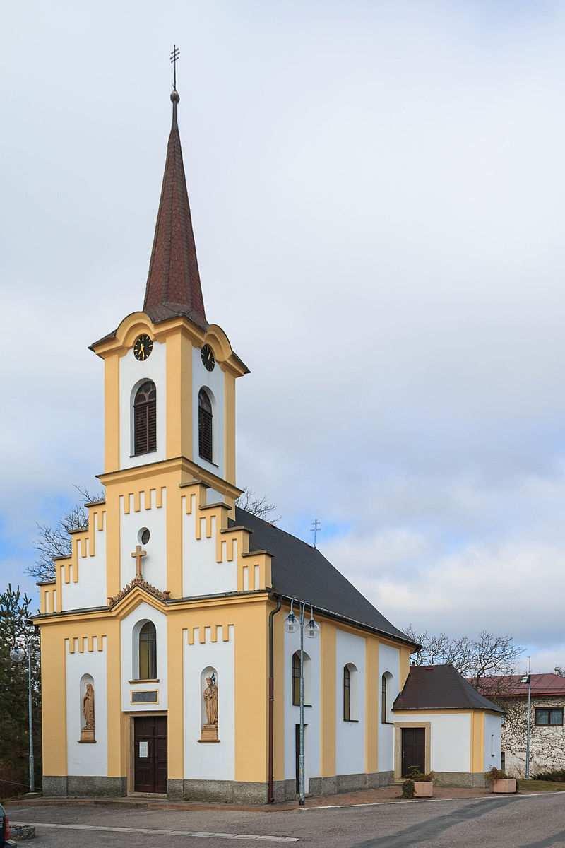Významným dějištěm oslav významných dnů obce je kostel sv. Rodiny. Kostel (někde uváděn jako kaple) byl postaven v roce 1862. Na jeho místě dříve stála dřevěná zvonička.