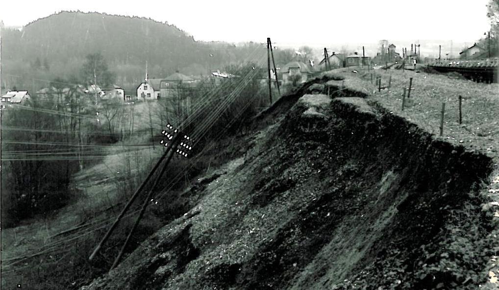 vedení v blízkosti tratě. Sesunutý svah zavalil v údolí řeku Olešku, kde vytvořil umělou hráz.