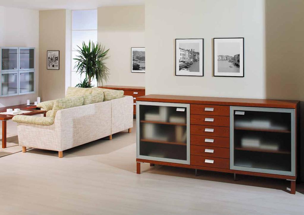3 Obývací pokoj v designu PORTE, na obrázku komoda PORTE C v třešňovém odstínu