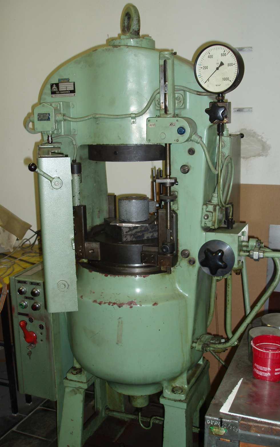 Obr. 36 Zesilova KWS 6A-5 1. Obr. 35 Hydraulický lis CZR 600 3. 2. Ped zaátkem testu je nejdíve nutné ocejchovat osy.