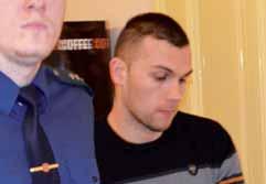Policejní komando totiž zasahovalo v domě Jana Tesaře mladšího, nikoliv Tomáše Tesaře, jak jsme v minulém vydání na základě výpovědí svědků mylně uvedli.