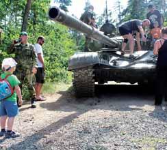 PŮVODNÍ ZPRAVODAJSTVÍ Martin ZAORAL S tímhle by se u nás na sídlišti parkovalo, prohodil jeden z tatínků při pohledu na moderní tank T-72.