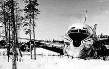 Podle záznamů finského řízení letového provozu se kapitán boeingu snažil se sovětskými stíhačkami spojit rádiem, jenže suchoje komunikovaly na jiné frekvenci.