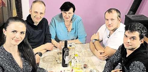26 20. dubna 2018 Česká republika KDOPAK UVAŘÍ Pondělí: Julija Melcherová (32) Dělá vedoucí prodejny. Pochází zukrajiny a v České republice žije sedm let. Bydlí s dcerou.