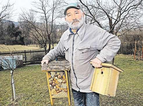 Senior vminulosti obešel celou Českou republiku aprávě na své pouti po státních hranicích si všiml budkami vyzdobené lesní cesty. Dobrý nápad, řekl jsem si.