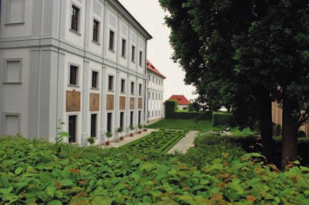 Klášter je sídlem Královské kanonie premonstrátů na Strahově, unikátní Strahovské knihovny, Strahovské obrazárny a Památníku
