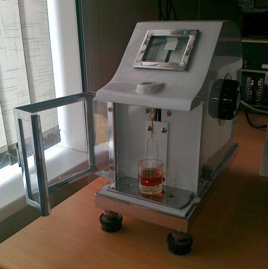 2.2 Metoda odtrhávání hrazdičky a kroužku pomocí torzních vah 2.2.1 Popis experimentu Metoda odtrhávání hrazdičky byla zvolena pro její pravidelné užití na ústavu fyzikální elektroniky, zvláště v praktiku z fyziky.