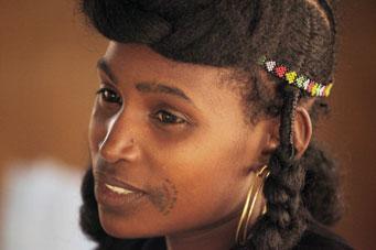 Zdroj: Fulani woman from Niger by Steve Evans, licensed under CC BY 2.0 (http://creativecommons.org/licenses/by/2.0/deed.en) http://commons.wikimedia.org/wiki/file:fulani_woman_from_niger.