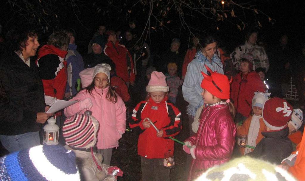 Po slavnostním rozsvěcení vánočního stromu se všichni vrátili před hospodu, kam zanedlouho
