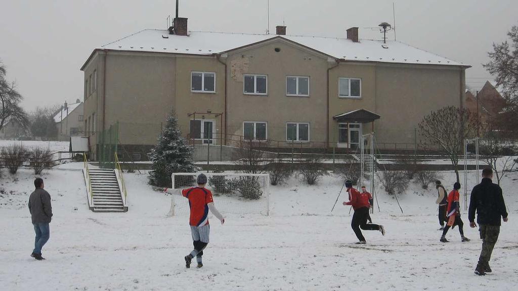 Oslovili kamarády z okolních vesnic a zápas se domluvil. V neděli si pomocí pilin Úpravy před hrou nalajnovali čáry a tvrdili, že do pondělí určitě žádný sníh nenapadne.