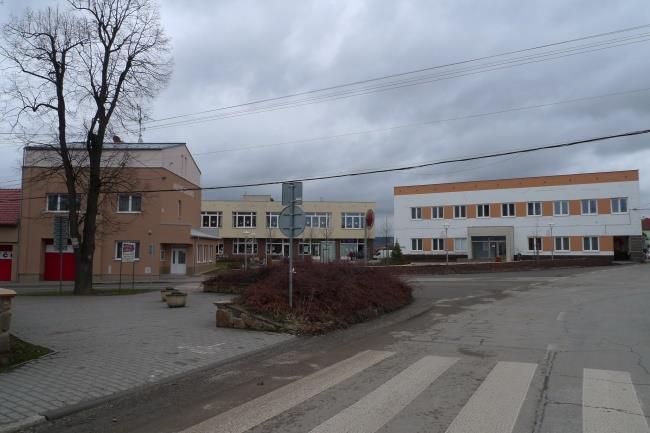 školou, hasičskou zbrojnicí, cukrárnou, kostelem a hospodou místo významného komunikačního uzlu, místo setkávání.