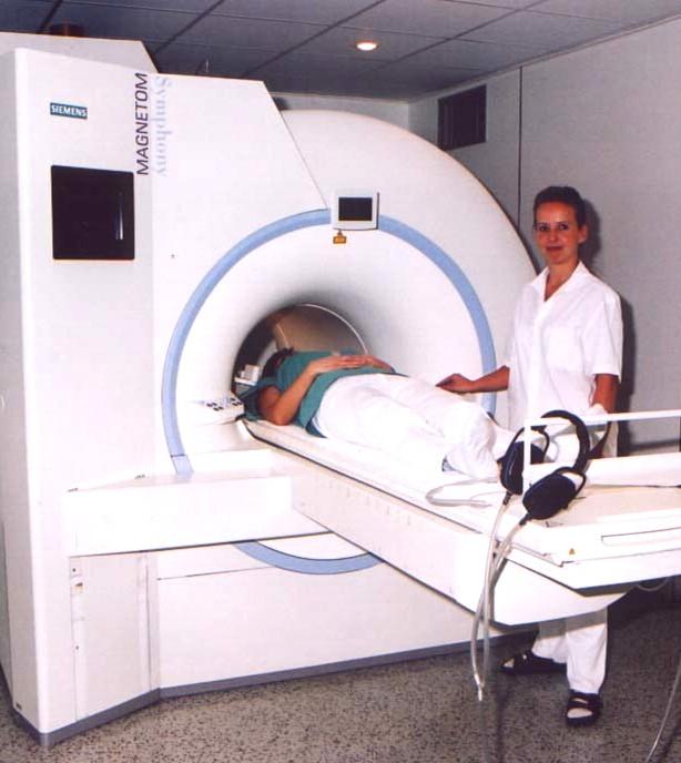 Magnetická rezonance MR přístroj je tvořen velmi silným magnetem vytvářejícím