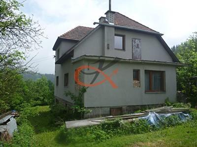 Okna dřevěná, kastlová, podlahy jsou betonové a dřevěné. RE/MAX D) Valašská Bystřice plocha domu 160 m 2, pozemek 36 500 m 2 2 390 000,- Kč/m 2 rodinný dům s pozemky, dvoupodlažní stavba z 60.