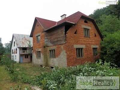 F) Hovězí plocha domu 129m 2, pozemek 1 365m 2 680 000,- Kč/m 2 rodinný dům a hospodářské stavení, před rekonstrukcí, vedle stojící objekt chléva včetně stání pro hospodářská zvířata.