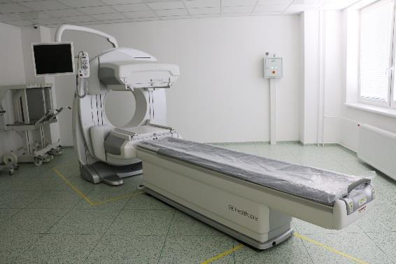 stacionář pro ambulantní podání chemoterapie. Vlajkovou lodí nukleární medicíny je unikátní přístroj PET/CT.