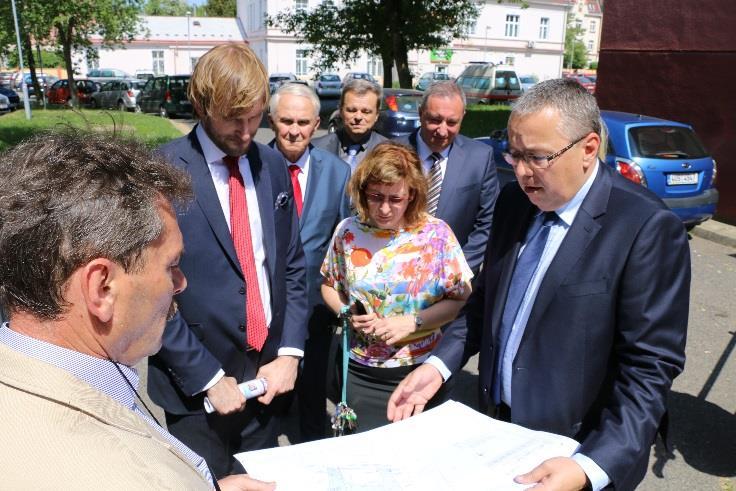 , ředitelé a hlavní sestry krajských nemocnic, přednostové klinik a další lékaři a sestry.