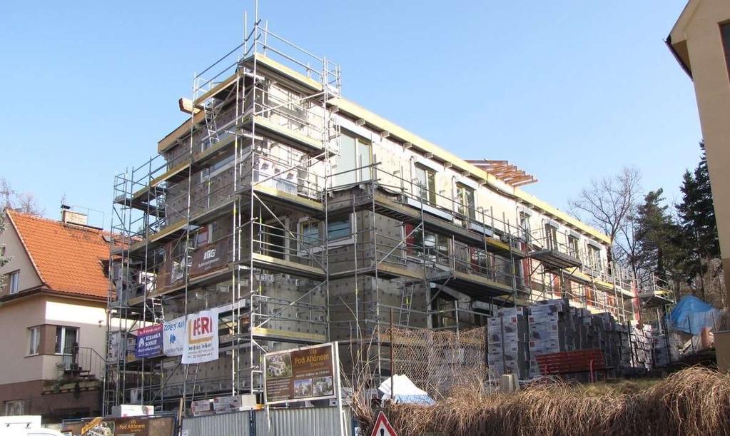 ENERGETICKY PASIVNÍ BYTOVÁ VILA POD ALTÁNEM Hrubá stavba s vnější stěrkou jako pojistkou pro zajištění