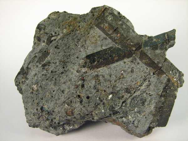 2. Nesosilikáty další minerály Staurolit Fe 2 Al 9 O 6 (SiO 4 ) 4 (O,OH) 2 Vedlejší prvky: Zn, Li, Mn, Co Monoklinický (pseudorombický) Vlastnosti: hnědý v různých odstínech, nedokonale štěpný, t =