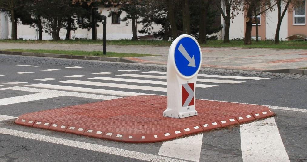 Nestavební úpravy křižovatky Voskovcova Wassermannova, Praha 5 z webu dodavatele / výrobce Každá ze dvou částí ostrůvku bude vyskládaná z: 2 rohový díl s kruhovým nárožím a reflení fólií 800*800*100