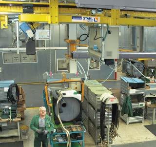 18 I 19 Řetězové kladkostroje ST I Engineering Příklad 2 Kladkostroje STD na montážní lince pro sériovou výrobu Pro montážní linku navrhnuli technici firmy STAHL CraneSystems hospodárný a spolehlivě