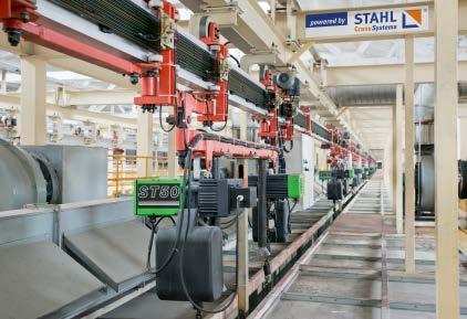 5 Vždy dva řetězové kladkostroje ST 50 zvedají kompletní karosérie automobilů a transportují je montážní linkou.