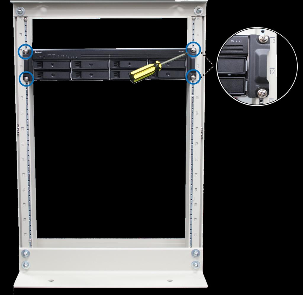 2 Pomocí čtyř šroubů připevněte zařízení RackStation do