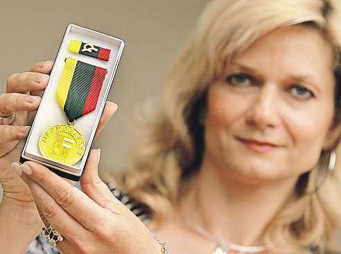 Na studni přitom podle ní dříve býval poklop, ten ovšem chyběl. Jakmile uviděla, co se stalo, zakřičela na chlapce ve vodě, ať se přidržují tyče uprostřed.