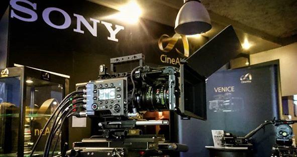 Další z kamer vzbuzující zájem na BSC EXPO byla Sony CineAlta Venice, jejíž název je inspirovan malbami Benátek starých mistrů, k nimž se barevné podání této kamery chce přiblížit.