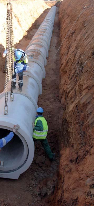 Zejména pak může dojít ke stržení nebo poškození těsnící gumy nebo i k vytvoření trhliny v betonu u hrdla trouby a tím k vzniku netěsného spoje.