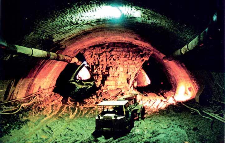 výstavbě podzemních děl postupy, které v té době byly ve vyspělých tunelářských zemích již dokonale propracované a mnohokráte úspěšně vyzkoušené Novou rakouskou tunelovací metodou a ražbou pomocí