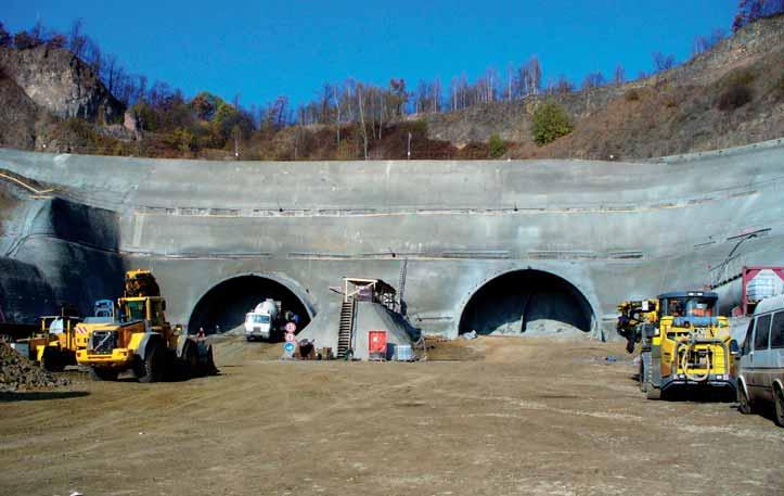 Obr. 3 Tunel Hřebeč svislé členění kaloty u v opukovém masivu Fig. 3 Tunnel Hřebeč vertical face sequencing in the aranaceous marlit Obr.