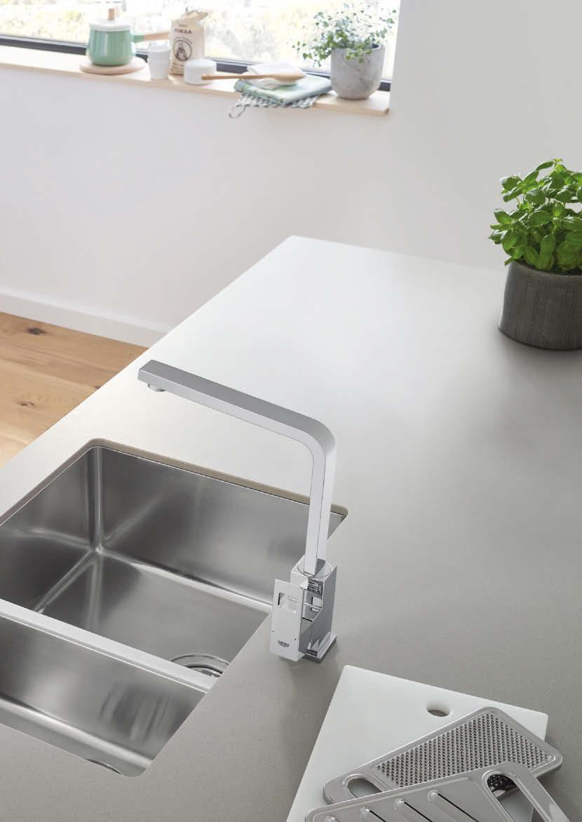 Díky tomu, že se dřez nachází pod úrovní kuchyňské linky, nabízí větší hloubku a elegantní, hladké okraje.