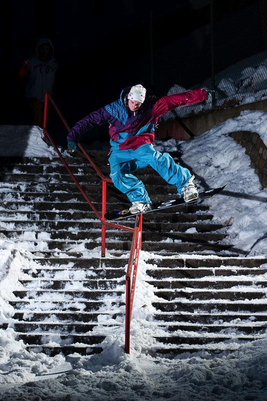 Obrázek 8: Zábradlí - od pouličních zábradlí jsou odvozeny jibbové překážky ve snowparku Zdroj: autor Jibbové překážky je možno dělit na zábradlí ( rails ) a bedny ( boxes ).