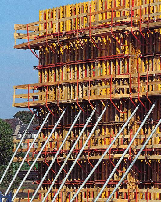 Fošny a zarážka musí být přibity nebo přišroubovány! Správně vytvořené pracovní lešení PERI včetně čelního zábradlí 55 č. výr. 065066.