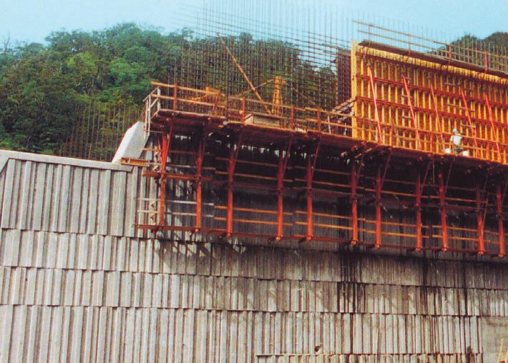 zdvojení bednicího pláště je dodávkou stavby Pohledový beton masivního tunelového portálu je v souladu s okolní skalnatou krajinou.