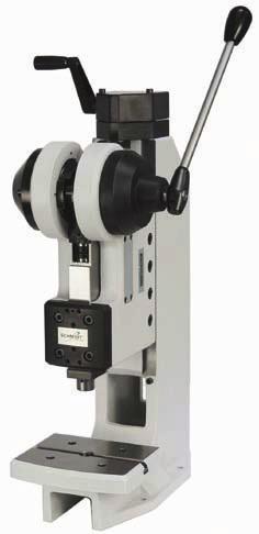 SCHMIDT ManualPress. V závislosti na vyhodnocení ovládá PLC klapku. Součásti se tak spolehlivě rozdělují na správné/nesprávné.