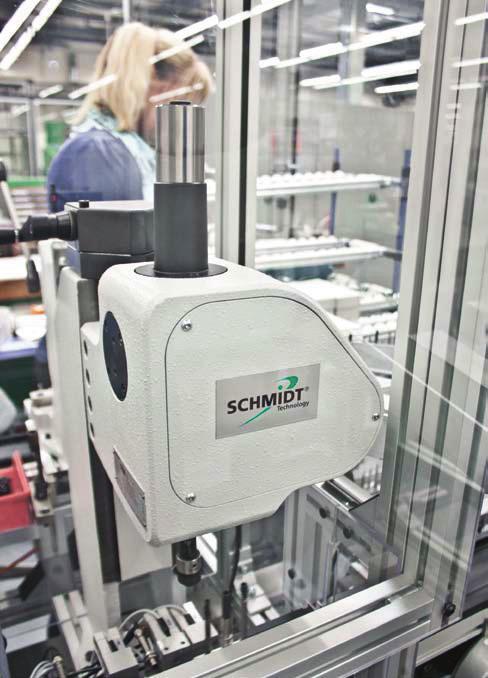 Paleta při tom sahá od částečně automatizovaného ručního pracoviště až po plně integrované montážní linky.