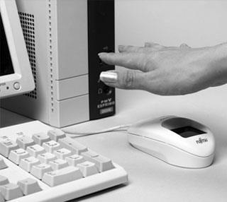 UTB ve Zlíně, Fakulta aplikované informatiky, 2014 62 Výhodou technologie PalmSecure je, ţe snímač při vytváření obrazu cév dokáţe rozeznat vzorec ţil jen tehdy, kdyţ cévami aktivně proudí