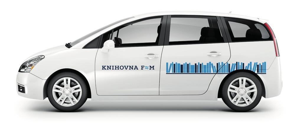 Na předních dveřích se nachází logotyp následovaný stylizovaným grafickým pásem.