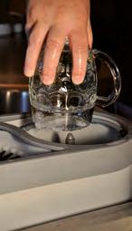 minimálně 5 sekund pivo vždy čepujeme do mokrého a vytemperovaného pivního skla Styl čepování ovlivňuje říz piva, kvalitu a stabilitu pivní pěny.