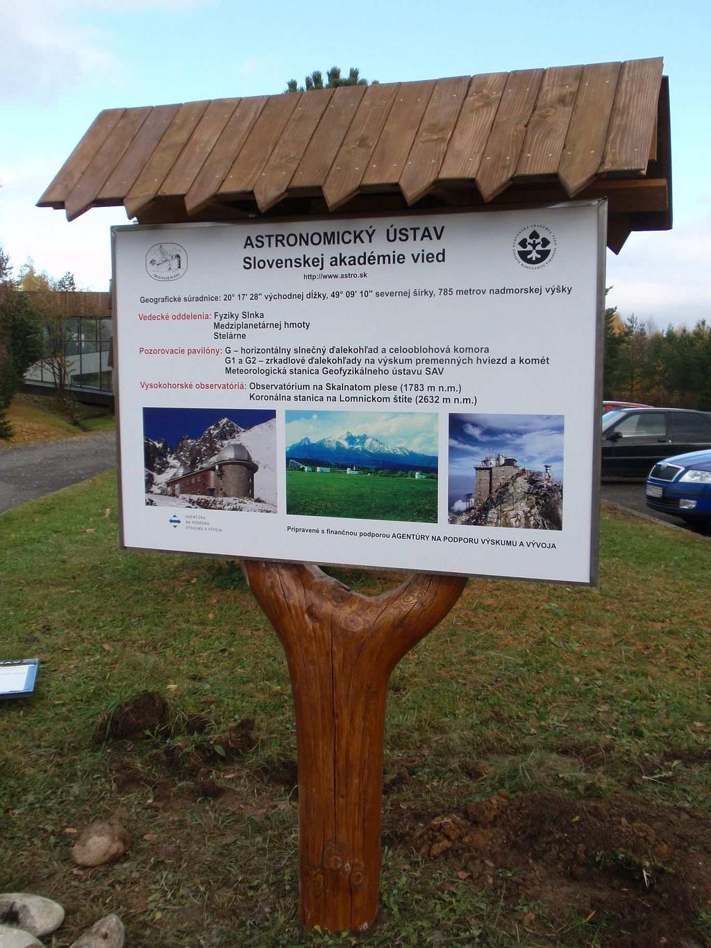 Informačný panel pred budovou AsÚ SAV na Starolesnianskych Lukách. 3.