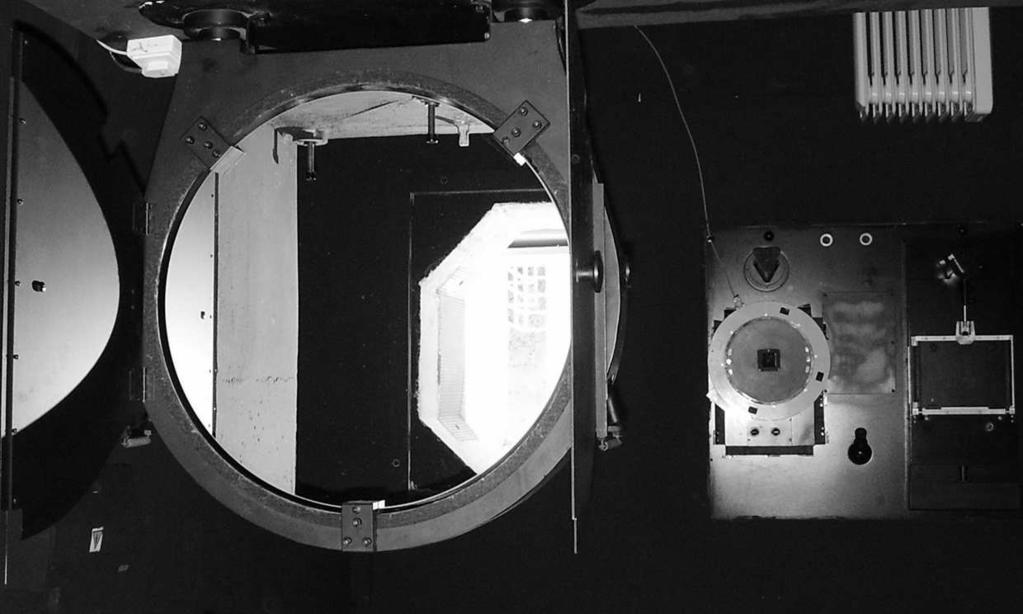 Ploché posuvné zrcadlo na pilíři (ve středu) slouží k zalomení optického systému horizontálního dalekoledu a současně i k zaostření.