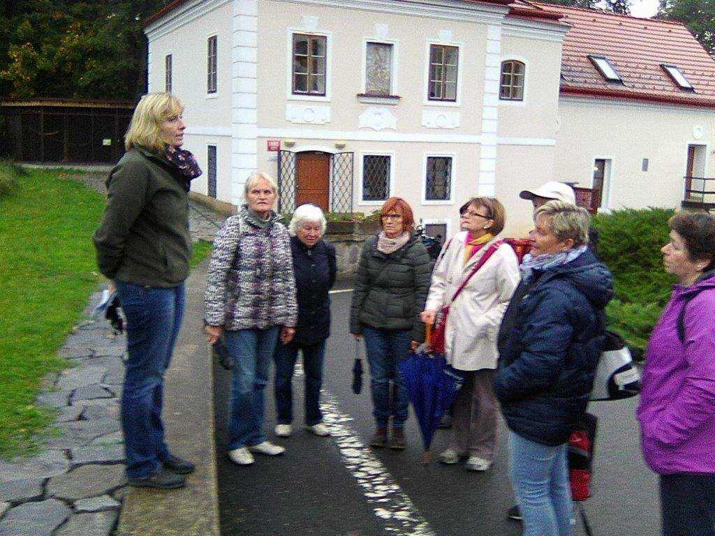 Osada Práče a Medárna Náš první říjnový výlet na okraj Prahy sliboval mnoho, dozvědět se něco z historie osady Práče na území dnešních Záběhlic a také slíbené povídání o životě včel a vůbec vše kolem