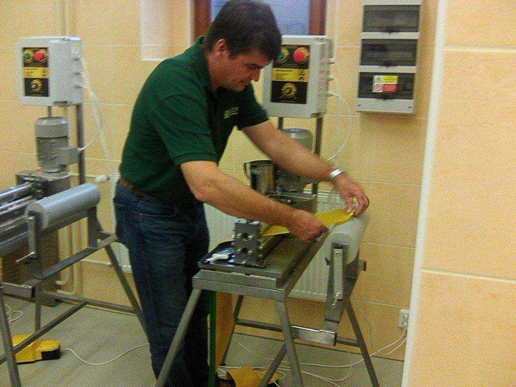 lisování voskových mezistěn které se vracejí do včelích úlů.
